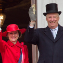 17. mai: Kongen og Dronningen hilser barnetoget fra slottsbalkongen (Foto: Heiko Junge / Scanpix) 